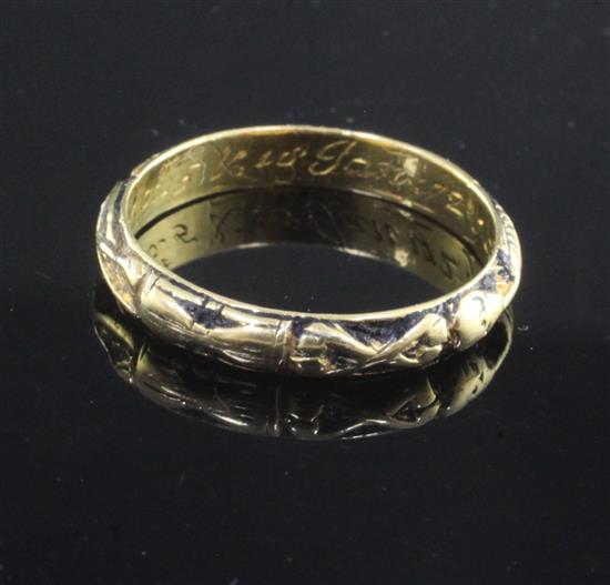 A George II yellow metal and black enamelled double mourning ring, size P.